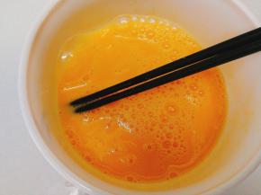 这时可以炒鸡蛋，取2个鸡蛋打匀