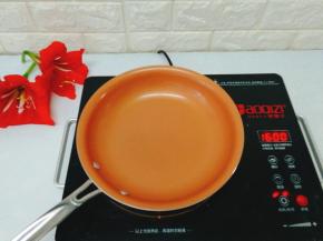 取一口平底锅加热