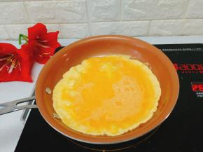 倒入鸡蛋大火十几秒钟，鸡蛋半凝固即可关火，利用余温让鸡蛋彻底熟。