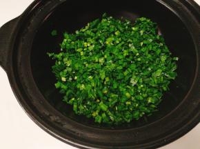 韭菜切碎，