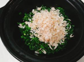 虾皮洗净，韭菜里加虾皮