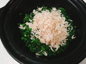 虾皮洗净，韭菜里加虾皮