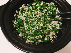 韭菜虾皮拌均匀