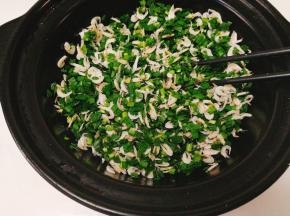 韭菜虾皮拌均匀