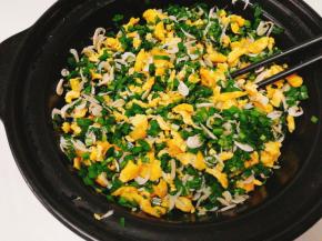 韭菜虾皮与晾凉的鸡蛋拌在一起，拌匀（炒好的鸡蛋一定要晾凉再往韭菜里放。拌好后先不放别的东西。）