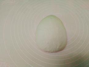 饧好的面团直接滚长，切成6等份。粘些干面粉，按成圆饼装，放入保鲜袋中避免风干。