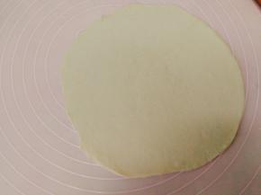 擀成直径约25cm左右的薄面皮。擀时要不停的撒干面，避免粘连
