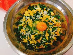 取刚才拌好的馅子二分之一入另外一个容器里，打入一个生鸡蛋