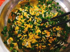 根据口味再调入适量香油，五香粉拌匀，（因为虾皮是咸味，所以加盐时要慎重，我这里没有加盐）