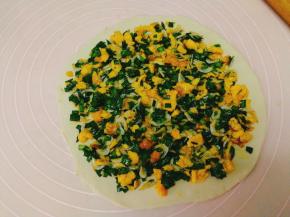 把馅倒在面皮上，摊开。