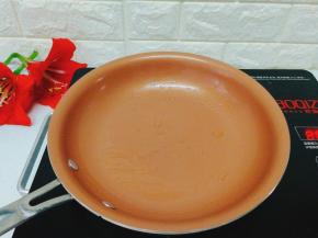 取一口平底锅加热，刷上一点油