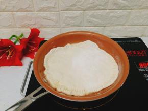 把盒子放入平底锅里