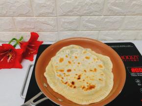 中间翻面，两面都烙黄即可。烙的同时，再制作下一个，总共可以做两个盒子