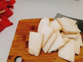 取其中一段，切成薄厚均匀的大片；依次完成其他。