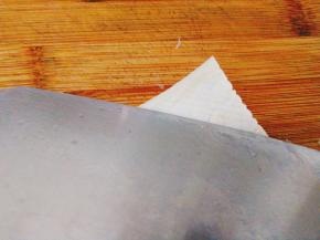 在薄片上切成十字花刀，类似鱿鱼卷的切法，先横切