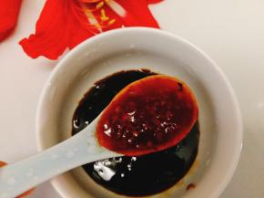 2勺甜辣酱，适量白糖，调一碗料汁。