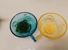 准备好葱花，白芝麻备用