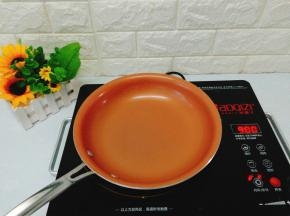 取一口平底锅加热