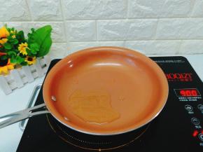 倒入少许食用油