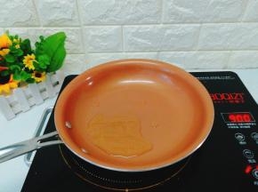 倒入少许食用油