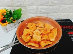 将杏鲍菇片放入锅中中火煎制。