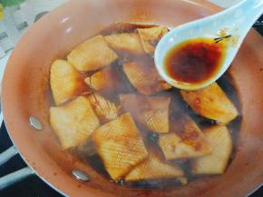 待杏鲍菇煎出少许水份后，加入适量腌制的料汁。