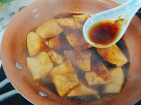 待杏鲍菇煎出少许水份后，加入适量腌制的料汁。