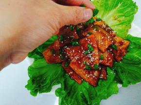 盛盘撒少许白芝麻、香葱粒点缀。