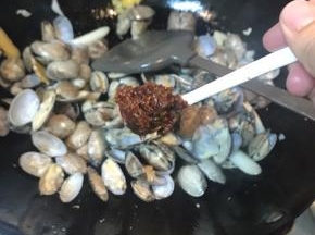 放入郫县豆瓣酱