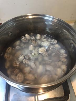 蛤蜊微微开口，就捞起来，煮时丢点配方外的老姜和一点料酒进去去腥。