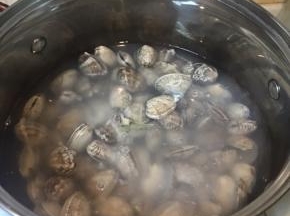 蛤蜊微微开口，就捞起来，煮时丢点配方外的老姜和一点料酒进去去腥。