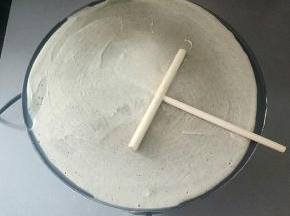 把面糊倒入，用摊饼棍圆周运动使面和迅速蔓延开来，小火煎制凝固