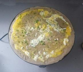 鸡蛋凝固后撒上芝麻和葱花，再用铲子将其翻面