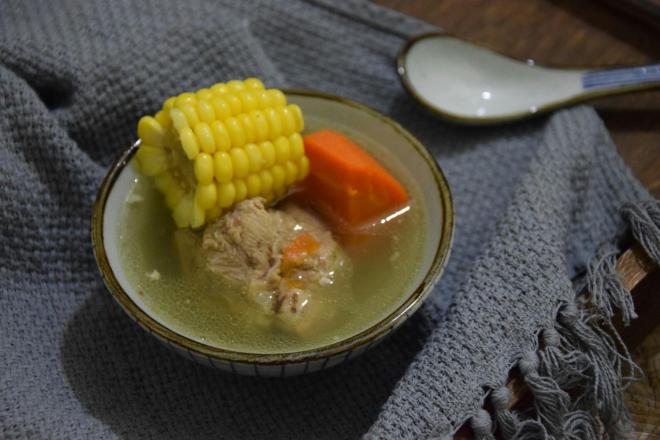 胡萝卜玉米猪骨汤