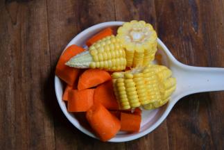准备好玉米和胡萝卜