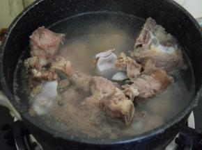 猪骨洗净焯水