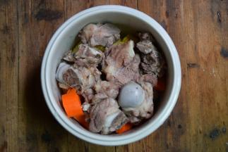 将所有食材倒入锅中