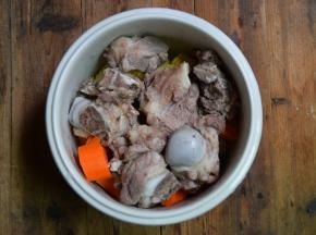 将所有食材倒入锅中