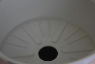 炖锅内加入不超过标识示线的水