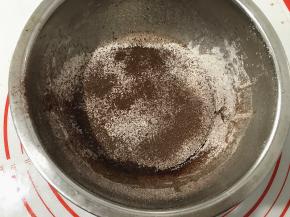 筛入蛋糕粉和可可粉。