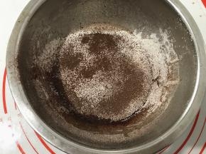 筛入蛋糕粉和可可粉。