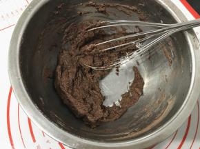 用手动打蛋器Z字形来回搅拌至没有干粉。