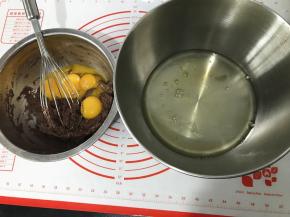 分离蛋清和蛋黄。蛋清放冷藏室备用，蛋黄放入蛋糕液中，Z字形来回搅拌至细滑没有面粉颗粒。