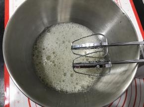 冰箱取出冷藏的蛋清，蛋白先低速打到成大粗泡放入三分之一份糖。