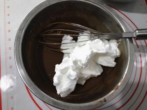 取三分之一蛋白加入蛋黄糊中。