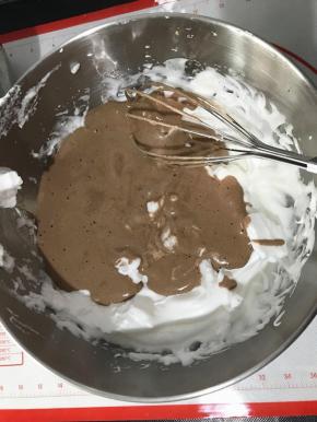 把搅拌好的蛋糕糊倒入剩余的蛋白中。