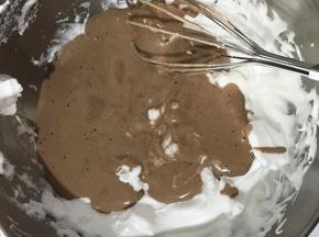 把搅拌好的蛋糕糊倒入剩余的蛋白中。