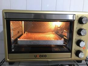 送入预热的烤箱中层，上火130度下火110度25钟左右。