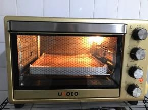 送入预热的烤箱中层，上火130度下火110度25钟左右。