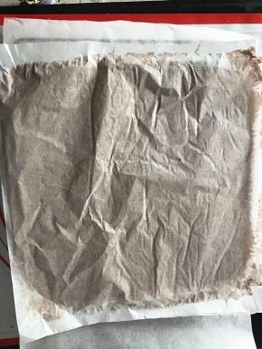 倒扣在铺了油纸的烤网上，底下的油纸揭掉，再盖在蛋糕体上，以免蛋糕表皮干掉。